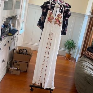 *NWT* White embroidered maxi dress size M